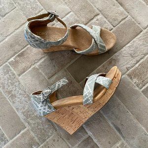 NWOB TOMS - Criss Cross Cork Wedges - Grey & White Pattern